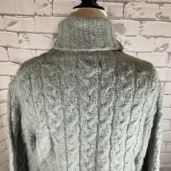 “ROOTS” Grey Cable Knit Sweater. - Picture 8 of 9
